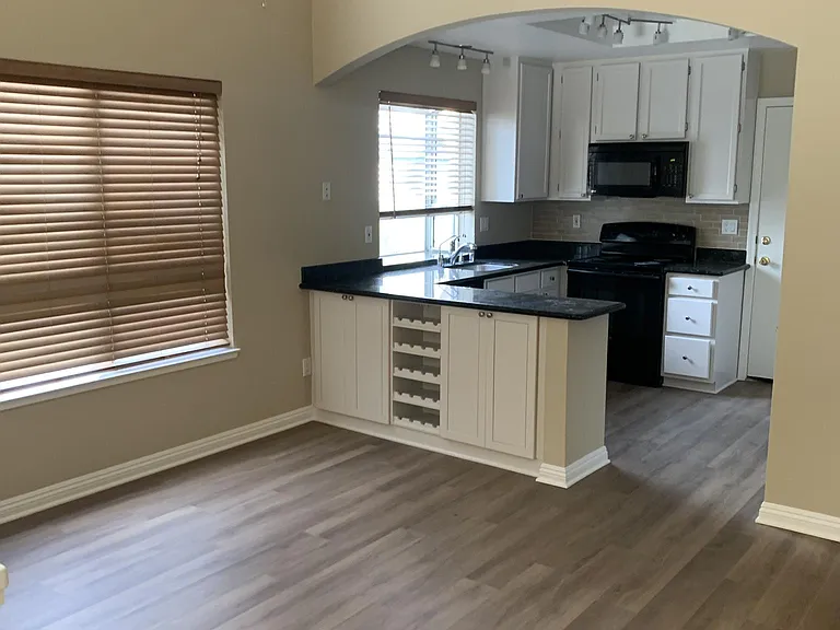 Kitchen & Dining Area