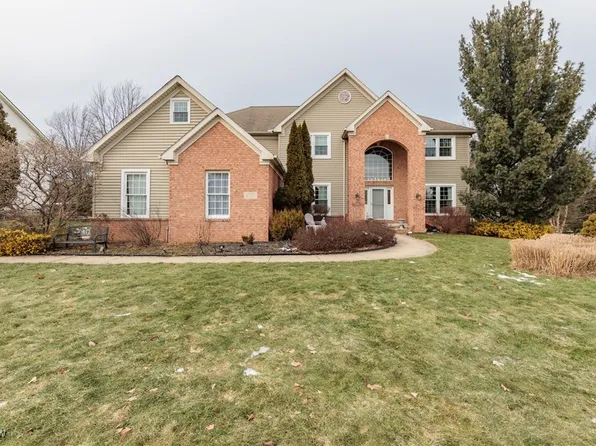 4770 Valleybrook Dr, Brecksville, OH 44141