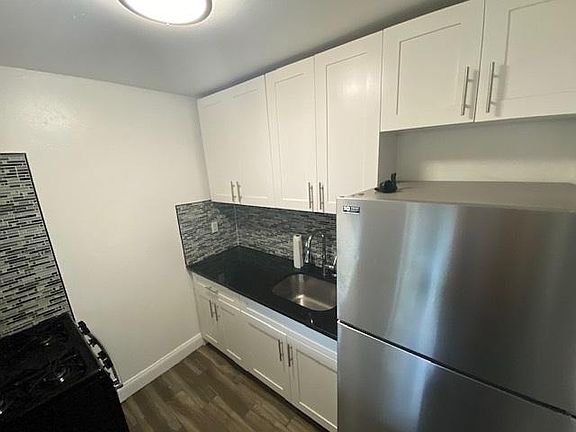 3rd image of 926 Bronx Park S #E2