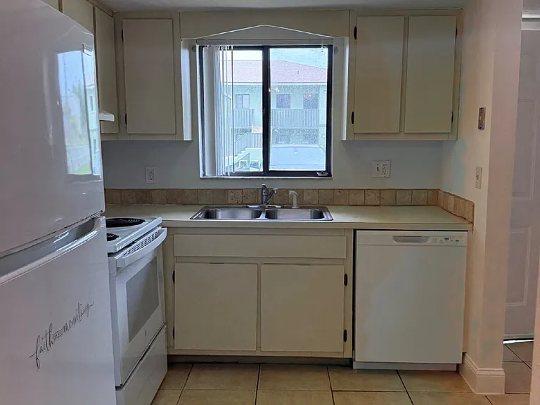 1554 University Ln #301 — Photo 4