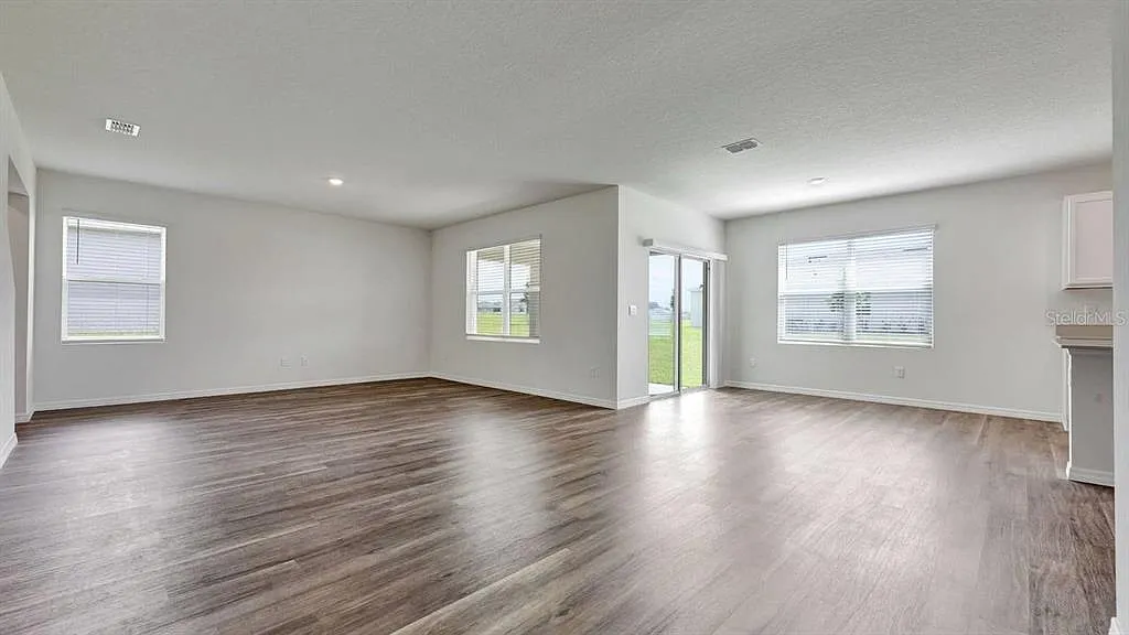 4 bed, 3.5 bath, 2775 sqft, $2,900 — Photo 4