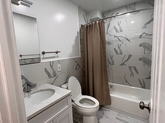 4th image of 15041 Roosevelt Ave #1