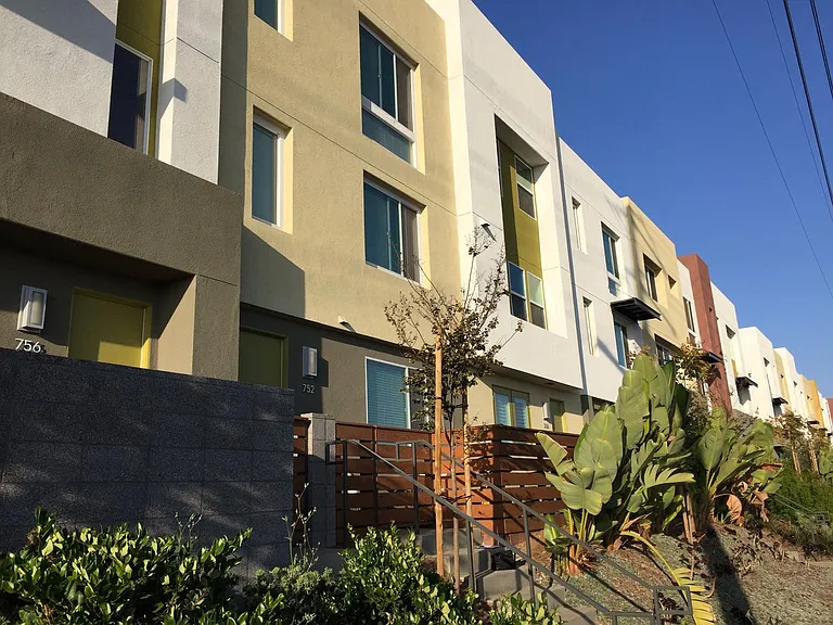 752 Shoreline Rd — Photo 1