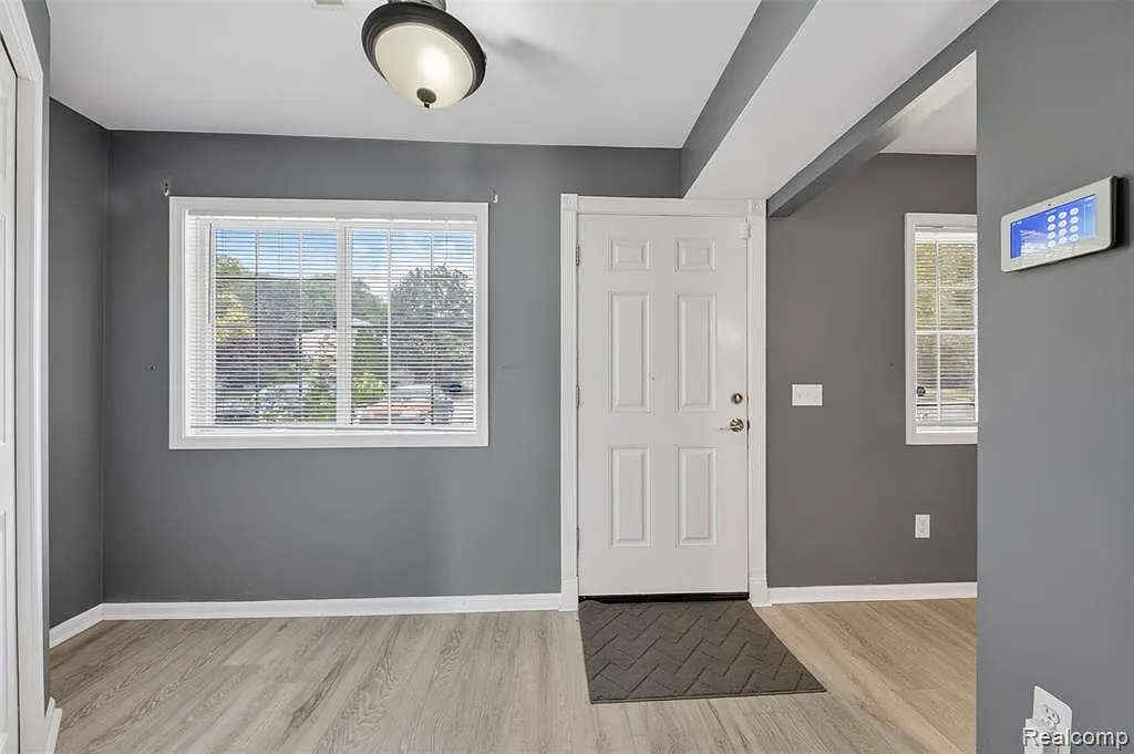 3 bed, 2.5 bath, 1716 sqft, $2,000 — Photo 4