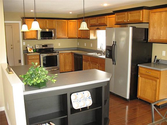 2nd image of 750 Squire Ln