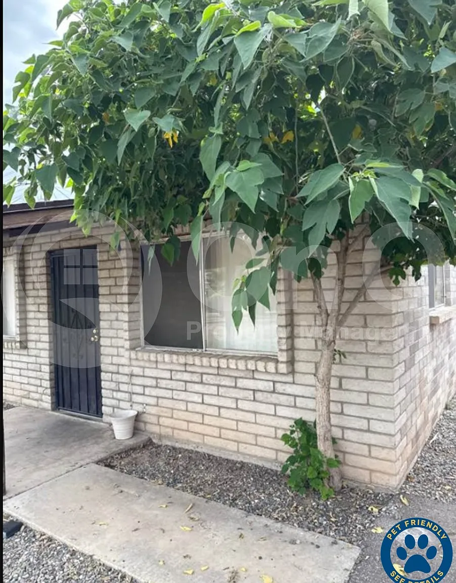 2 bed, 1.0 bath, 800 sqft, $1,049 — Photo 1