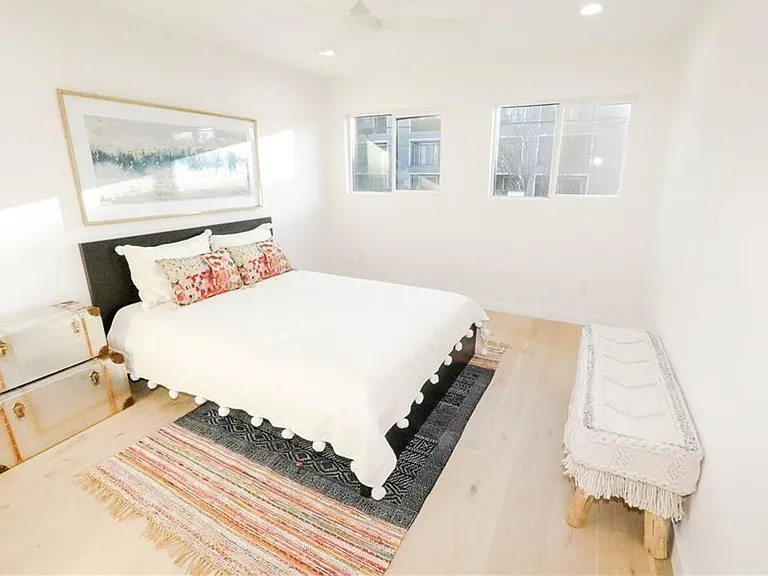400 E 30th St #101 — Photo 22