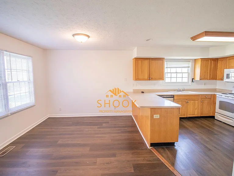 206 E Pine Ave — Photo 6