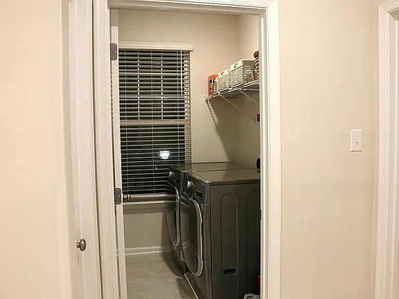 3rd image of 5826 Zoe Ln #6