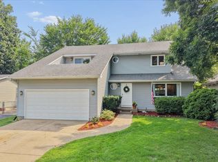 33202 N Woodland Ter, Grayslake, IL 60030