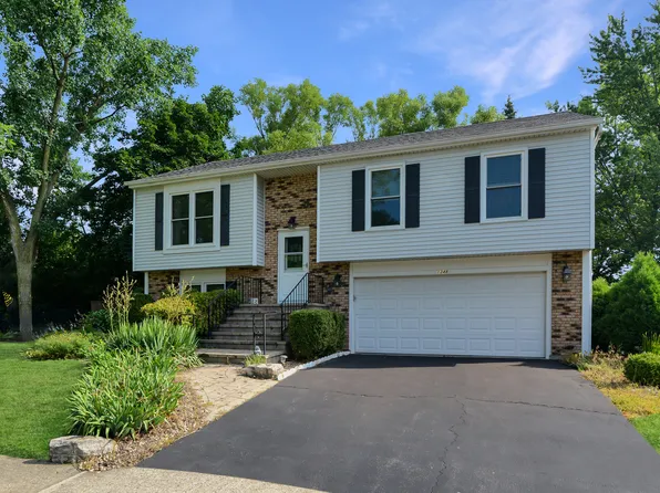 1348 Adams Ct, St Charles, IL 60174