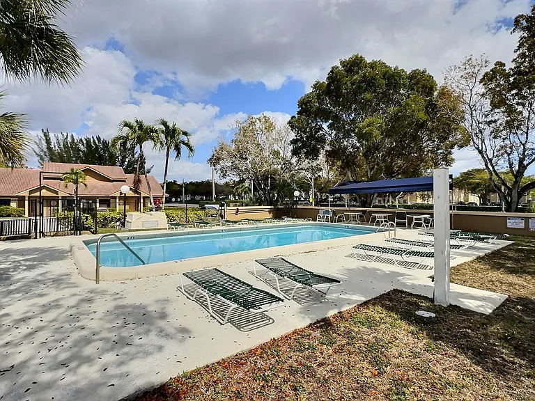 2652 Riverside Dr — Photo 13