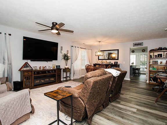 4th image of 386 Hickory Grove Cir