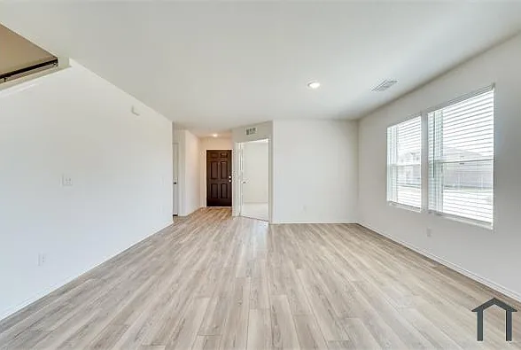 5 bed, 2672 sqft, $3,500 — Photo 4