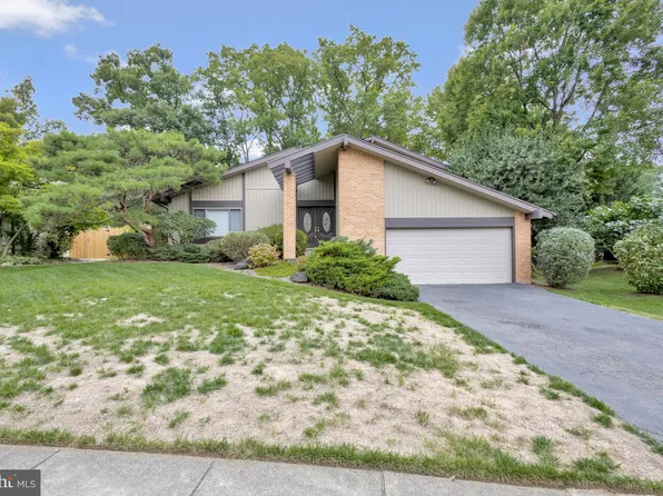 8635 Reseca Ln, Springfield, VA 22152