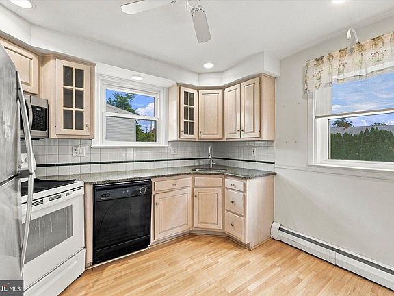 5th image of 21 Davis Ave