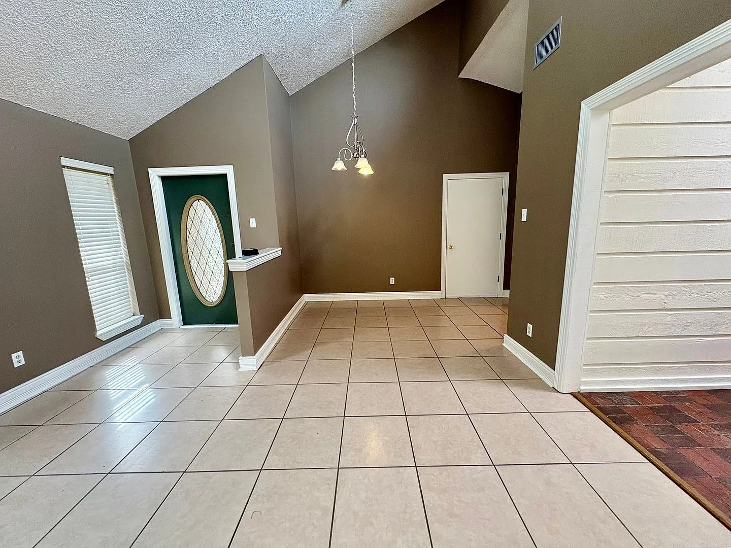 Spacious 3 Bedroom, 2 Bath Home Close to Restaurants & Shopping Centers — Photo 4