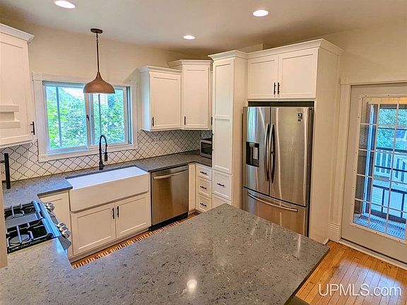 3rd image of 814 Pine St
