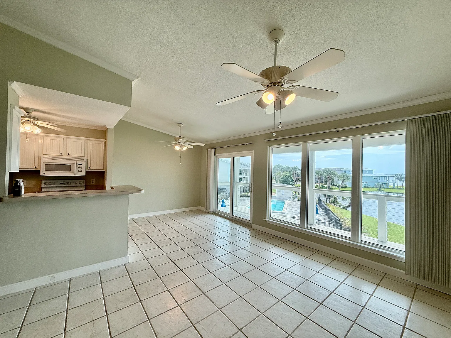 Gorgeous Views Top Floor Unit — Photo 4