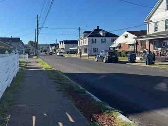 Exterior Neighborhood (street photo)