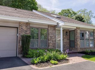 46 W Pond Ct, Smithtown, NY 11787