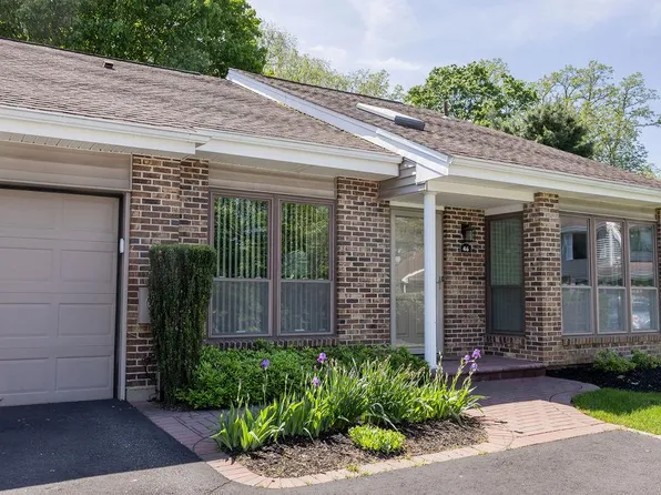 46 W Pond Court, Smithtown, NY 11787