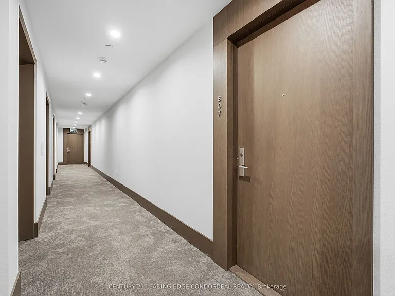 39 Roehampton Ave #807 — Photo 14