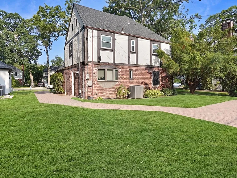 22 Parkwold Dr E — Photo 3