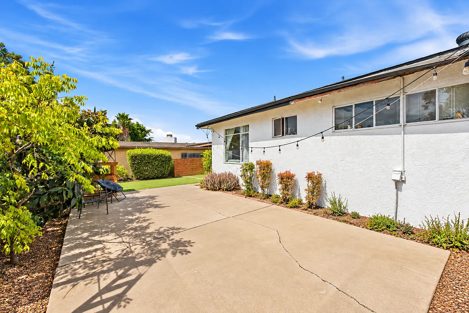8 bed, 2300 sqft, $12,600 — Photo 1