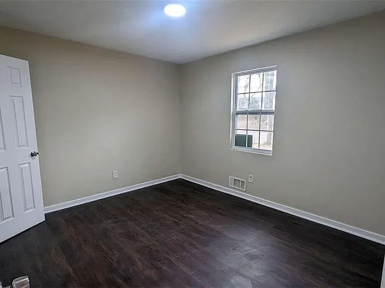 109 Quincy Ave — Photo 1