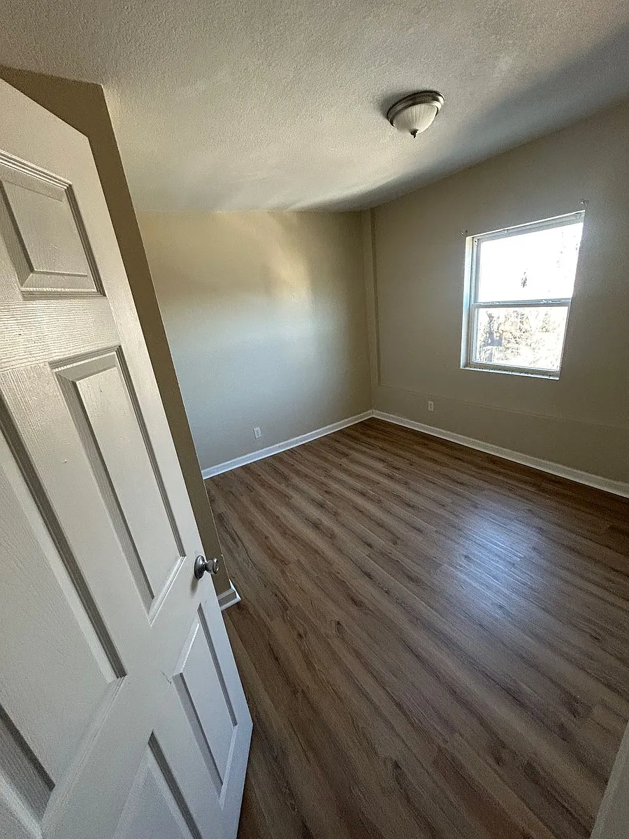 Building Photo - 2912 E Linwood Blvd #3E