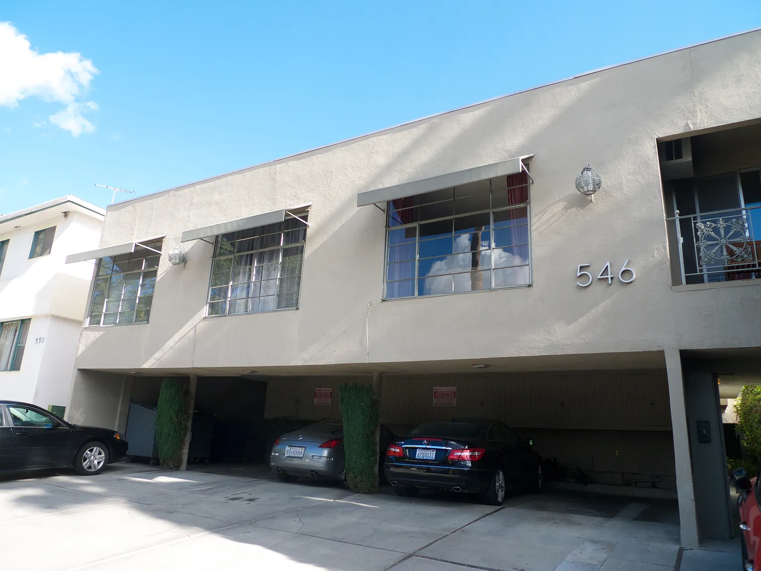 546 N Flores Street — Photo 2