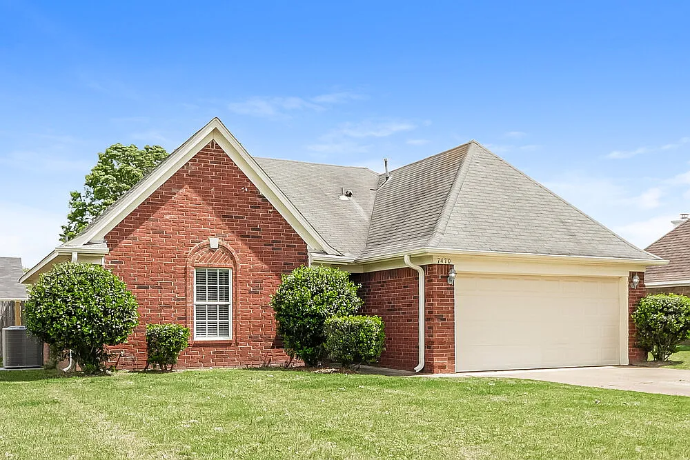 3 bed, 2.0 bath, 1322 sqft, $2,380 — Photo 3