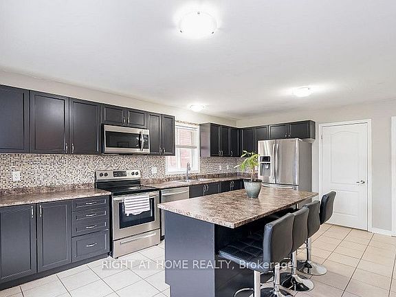 3rd image of 1373 Hunter St