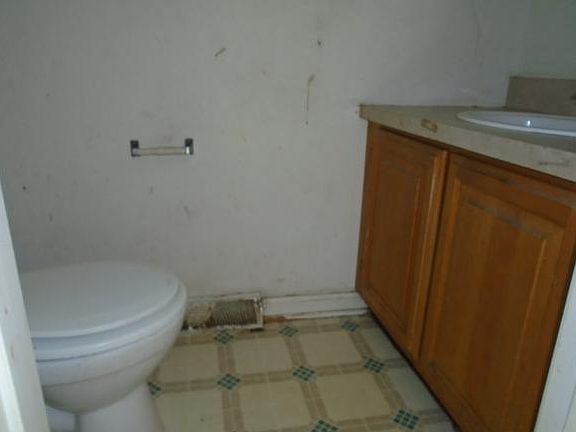 5th image of 76 Allen St