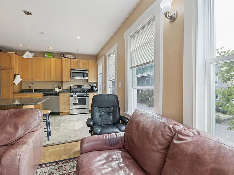 32 William St #2 — Photo 10