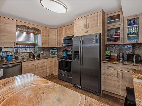 4th image of 3051 NE 48th St APT 406
