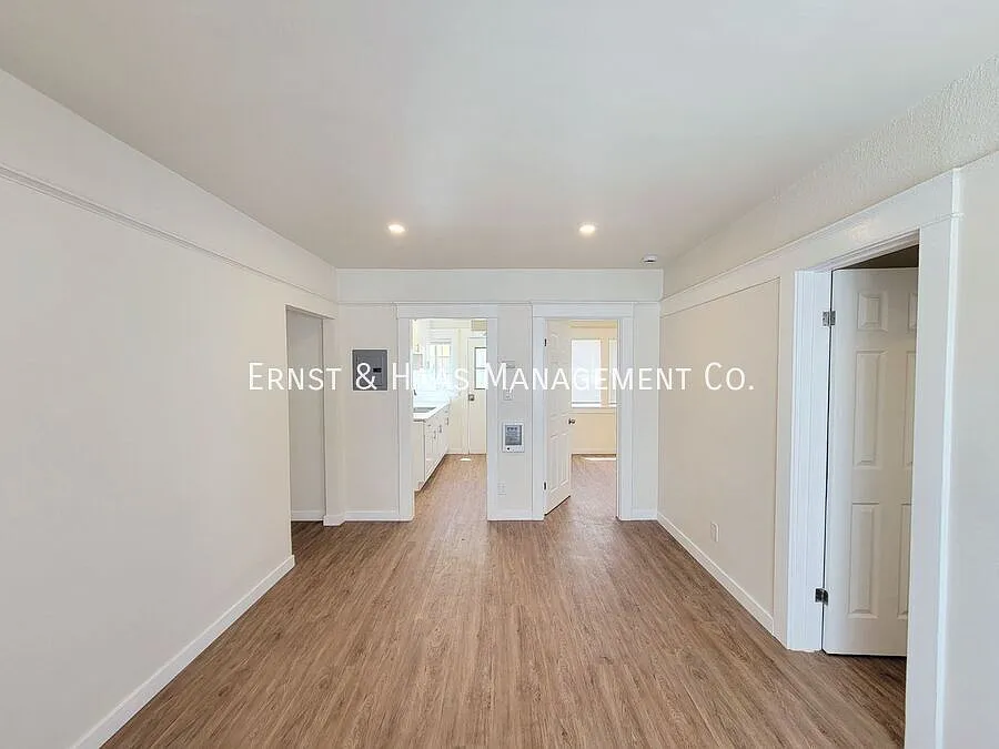 Building Photo - 154 E Eagle St #2