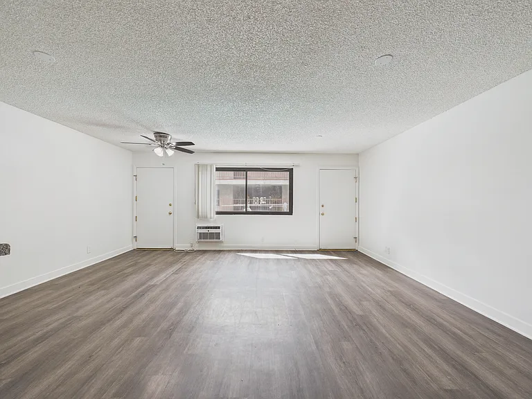 Executive House Apartments — Photo 26