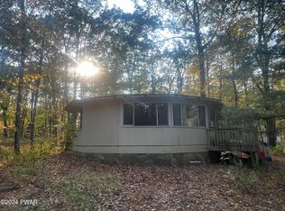 127 Long Ridge Dr, Blooming Grove, PA 18428