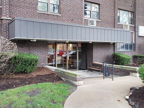 3rd image of 4600 N Cumberland Ave Unit 511