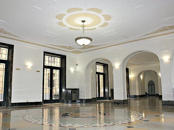 5th image of 901 Washington Ave #3700