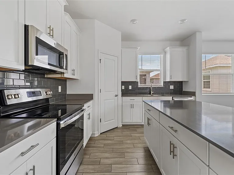 2999 Addison Blvd — Photo 13
