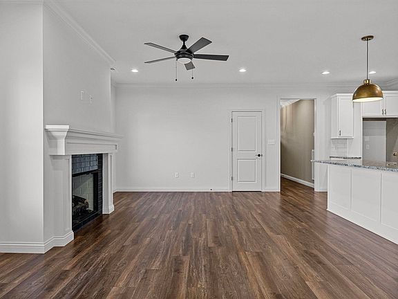 5th image of 558 Providence Ct