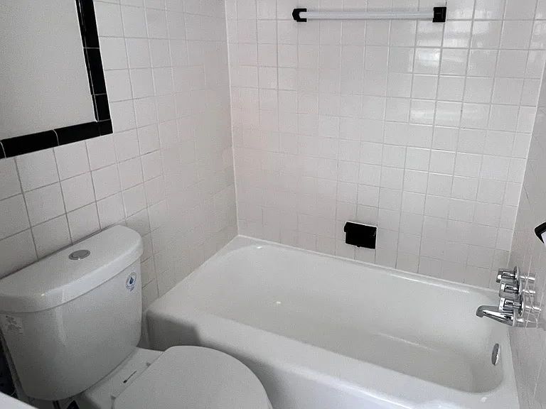 Woodcliffe Manor Apartments — Photo 24
