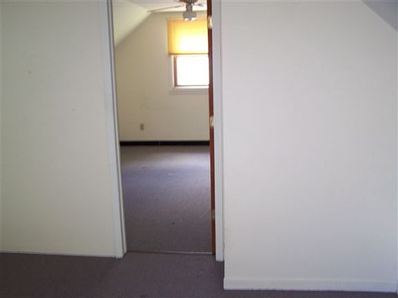Large bedroom w/sitting room upstairs