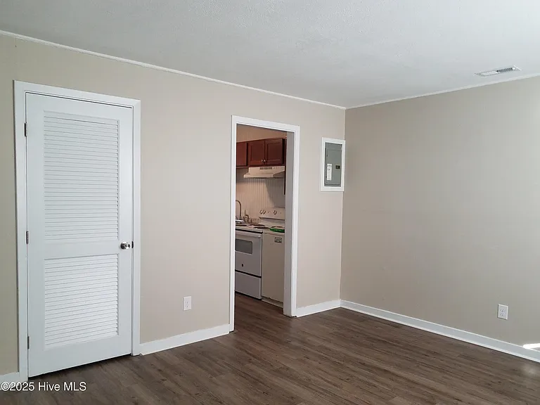 1217 Davis St — Photo 4