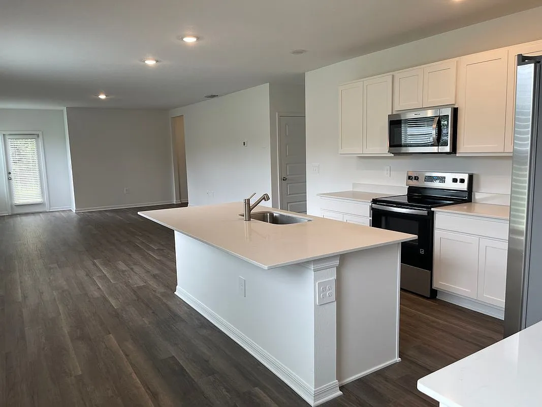 4 bed, 2.0 bath, 1665 sqft, $2,300 — Photo 4