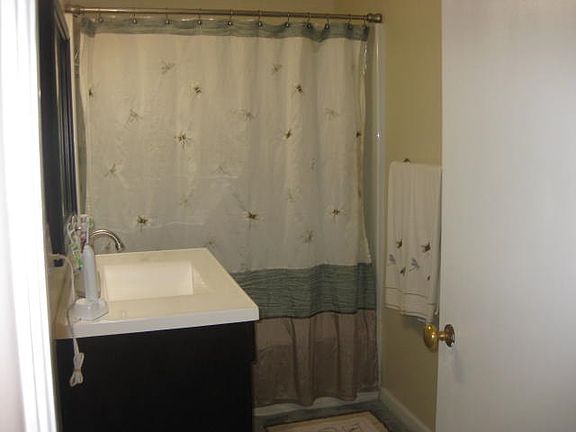 5th image of 1610 E Washington St