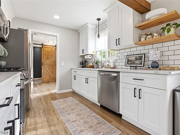 5th image of 24193 Hedgewood Ave
